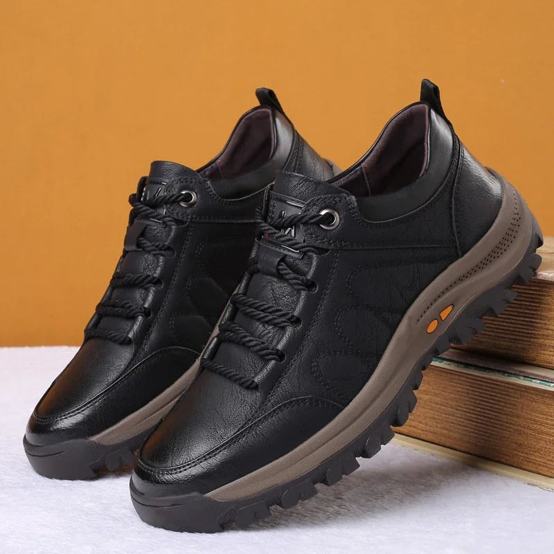 Handgenähte Herren-Freizeitschuhe | Echtes Rindsleder | Orthopädisches Drei-Fuß-Stützdesign | Rutschfeste Gummisohle | Wasserabweisend & Atmungsaktiv | Schwarz & Braun