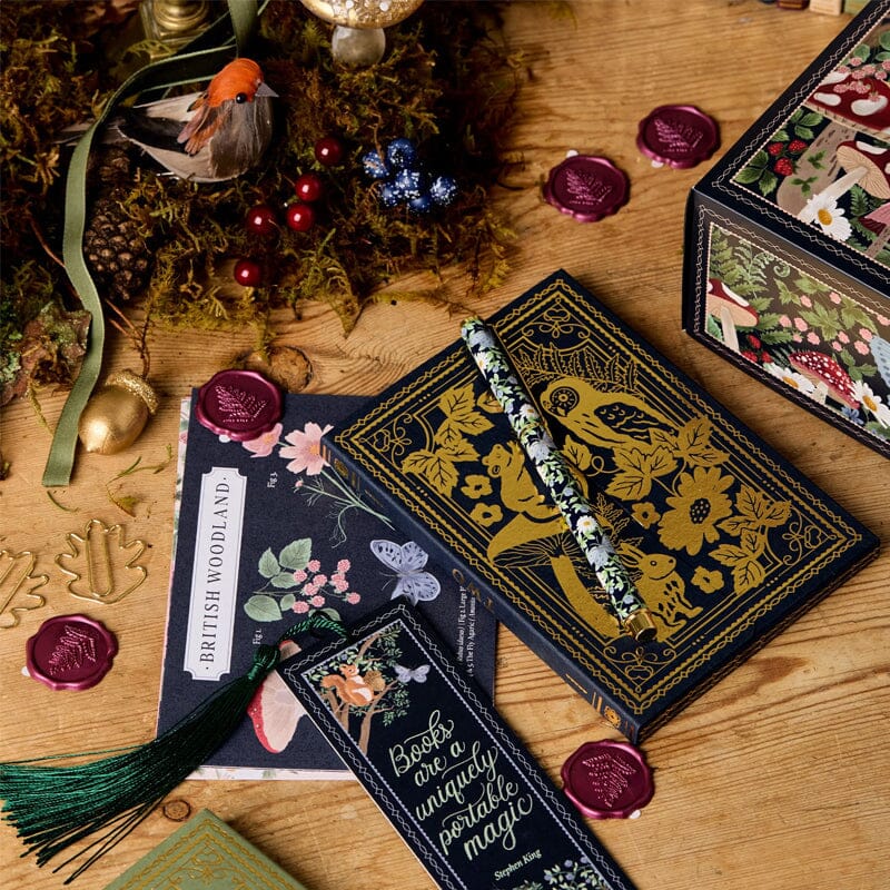 24 Tage Qualitativ Schreibwaren-Adventskalender | Limitierte "Winterwald" Edition | 24 Exklusive Papeterie-Überraschungen | Nachhaltig & Plastikfrei | Inkl. Kalender 2025 & Accessoires