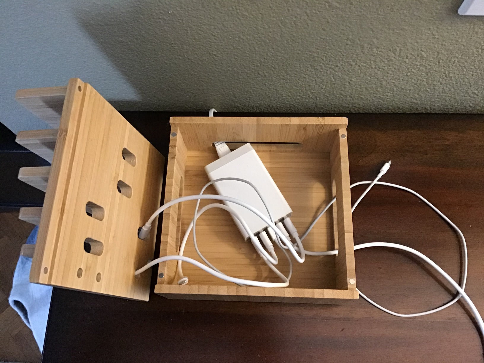 Tekavo ChargeDock Lade Station aus Bambus | 5-Port USB & Organizer | Für Smartphone, Tablet & Smartwatch | Inklusive Kabelset