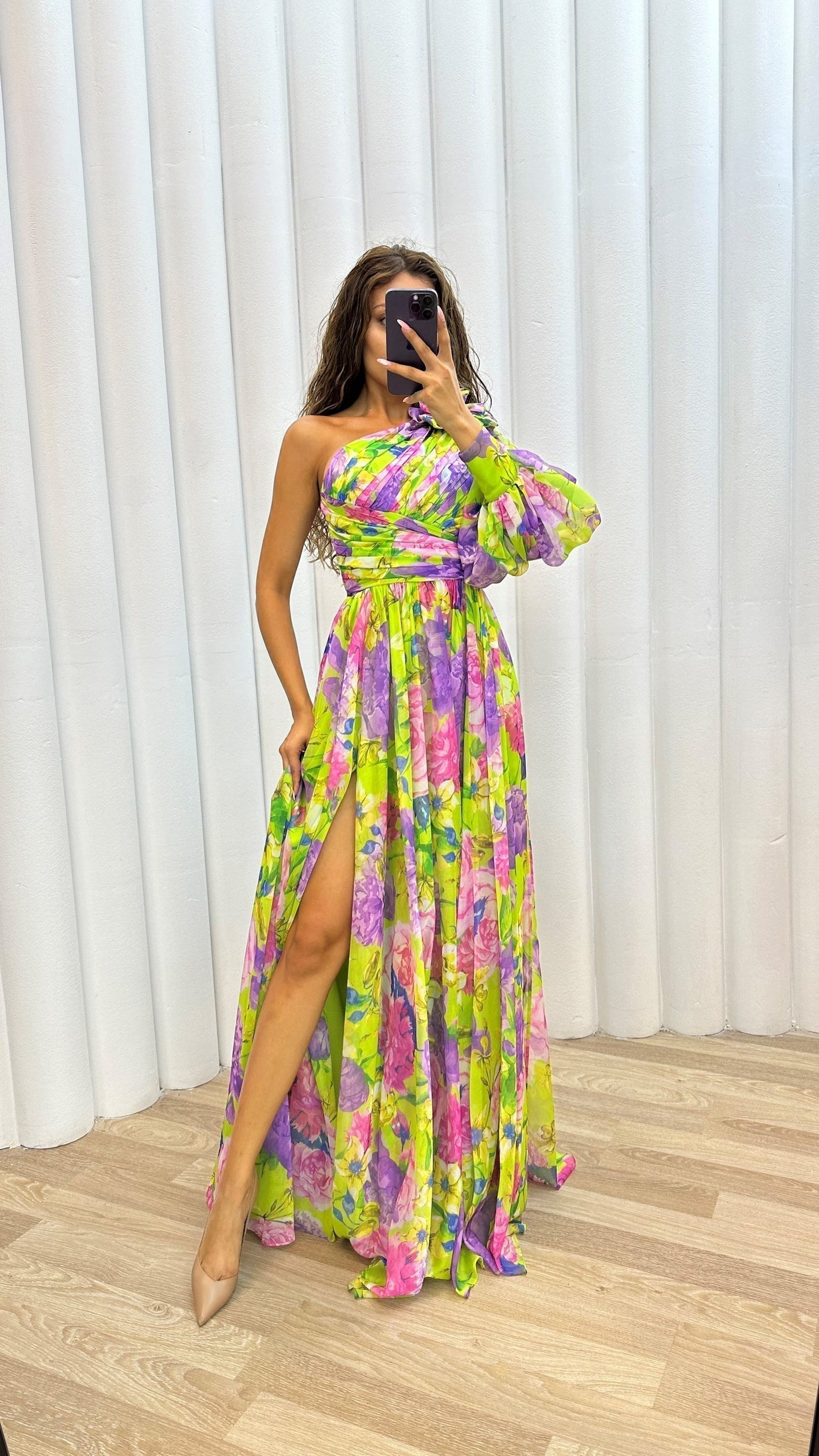 Corinne | Maxikleid mit Blumenmuster und Schlitz, einseitig