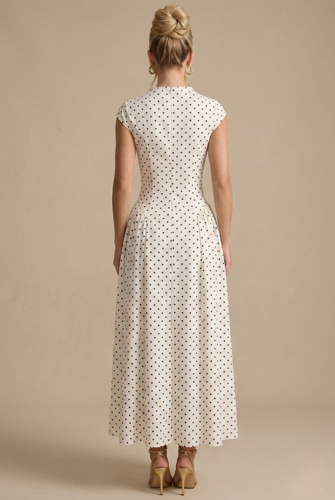 Isabelle | Damen Polka Dot Maxikleid mit kurzen Ärmeln und hohem Hals