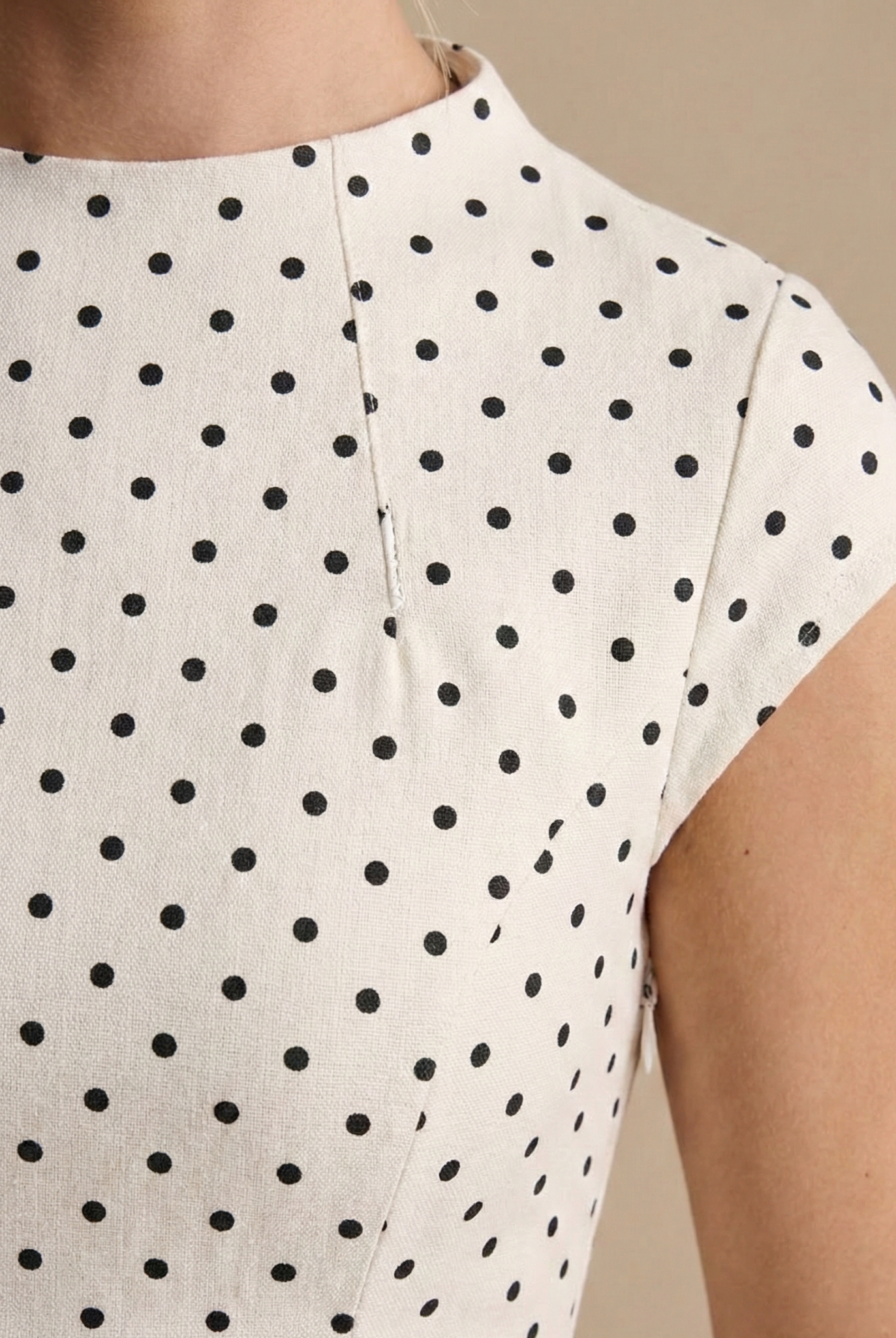 Isabelle | Damen Polka Dot Maxikleid mit kurzen Ärmeln und hohem Hals