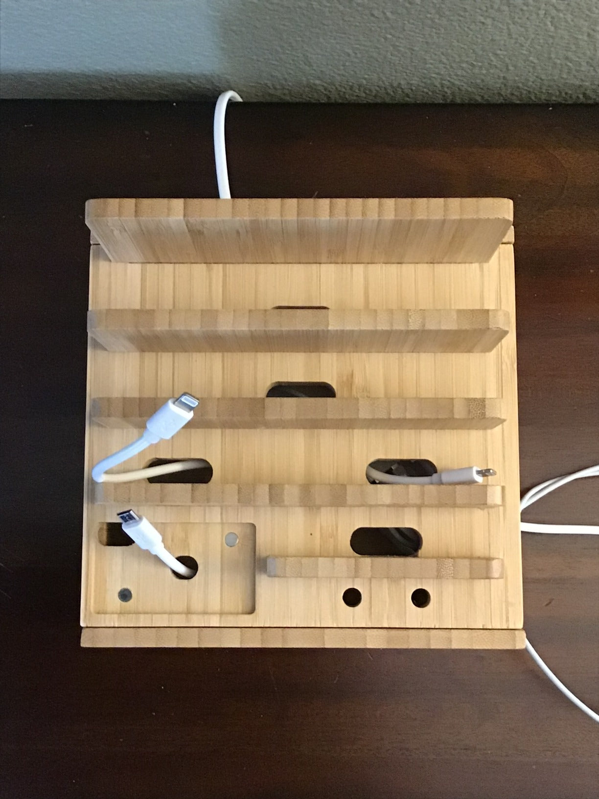 Tekavo ChargeDock Lade Station aus Bambus | 5-Port USB & Organizer | Für Smartphone, Tablet & Smartwatch | Inklusive Kabelset
