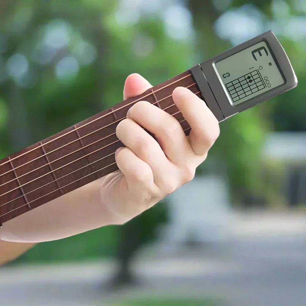 Gitarre lernen für Anfänger | E-Gitarre spielen mit tragbarem Gitarrentrainer | ChordMeister